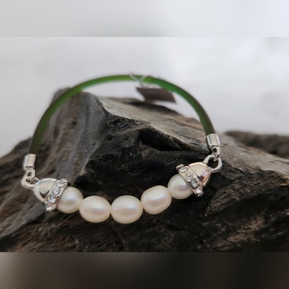 NWT Lia Sophia Green cut crystal and Pearl bracelet - Picture 1 of 9